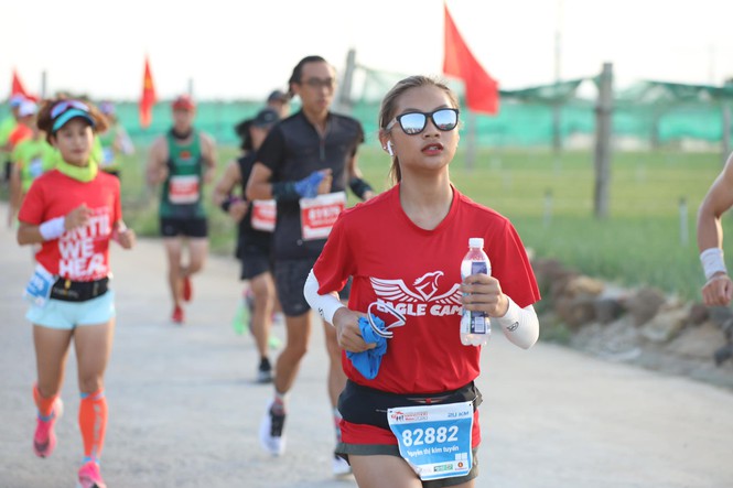Những bóng hồng rạng rỡ trên đường chạy Tiền Phong Marathon 2020